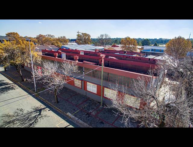 1,963M² FACTORY FOR SALE IN BOOYSENS